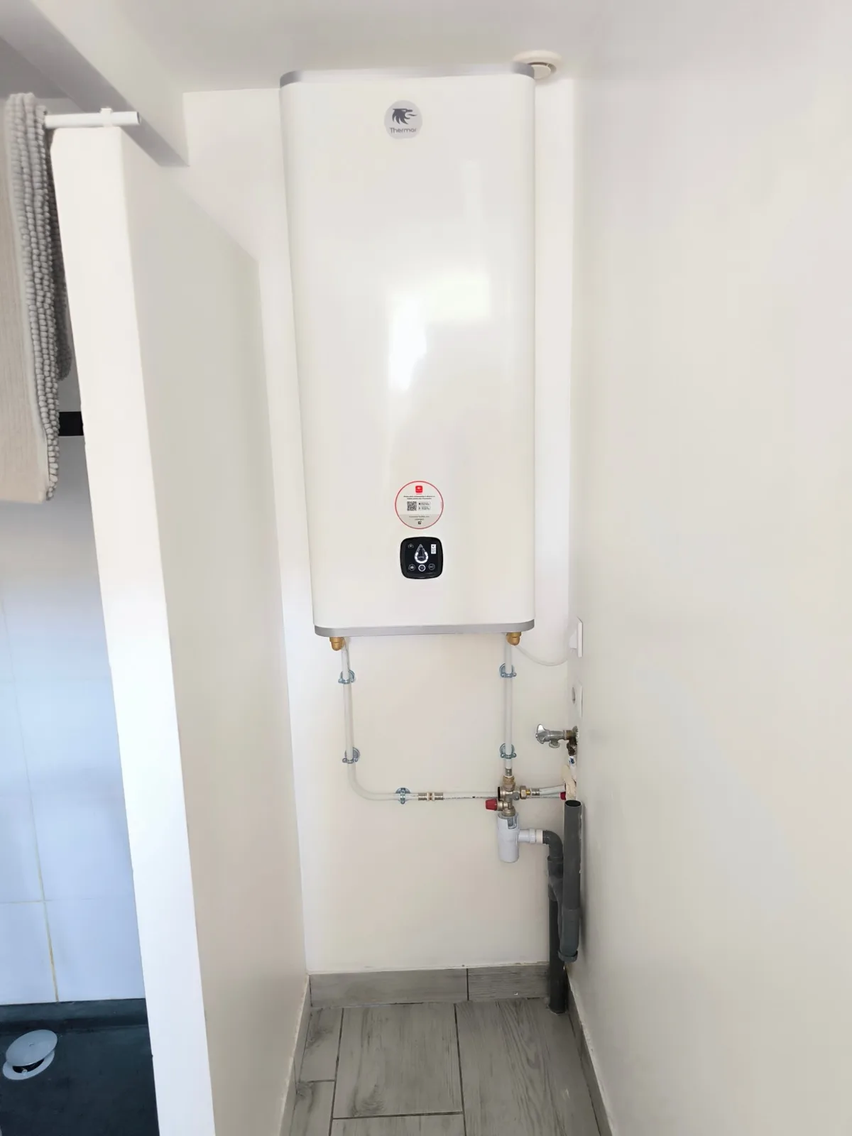 Remplacement d'un chauffe-bain gaz par un chauffe-eau Thermor Malicio à Rignieux-le-Franc - Mathelin Plomberie Chauffage